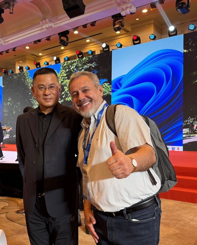 Dr. Álvaro Justiniano Grosz, presidente de SOBOBIOCLI, en el Simposio Internacional de Medicina de Laboratorio en Shenzhen 2025