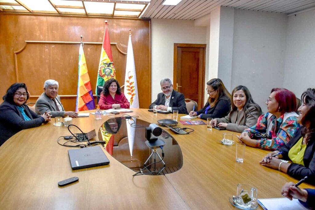 Representantes de SOBOBIOCLI y Ministerio de Salud en mesa de diálogo técnico.